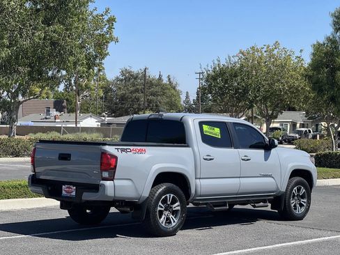 Used 2019 Toyota Tacoma TRD Sport AWD/4WD image 2