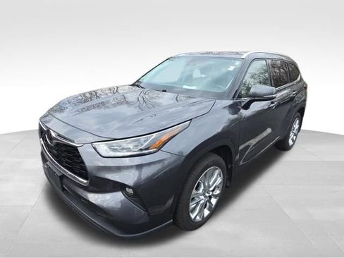 Used 2020 Toyota Highlander Limited image 11