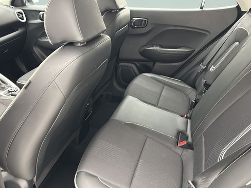 Used 2025 Hyundai Venue Limited FWD image 9