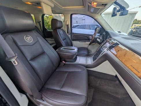Used 2011 Cadillac Escalade Platinum image 9