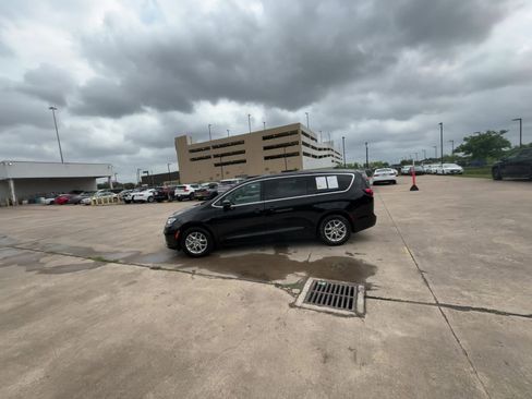 Used 2024 Chrysler Pacifica Touring-L image 16