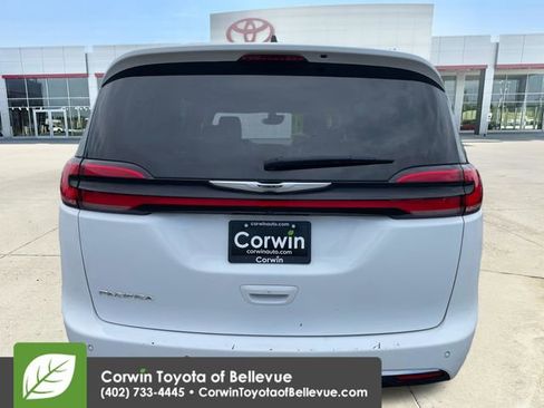 Used 2024 Chrysler Pacifica Touring-L FWD image 4