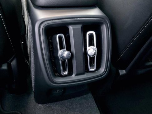 Used 2024 Volvo XC40 B5 Core image 33