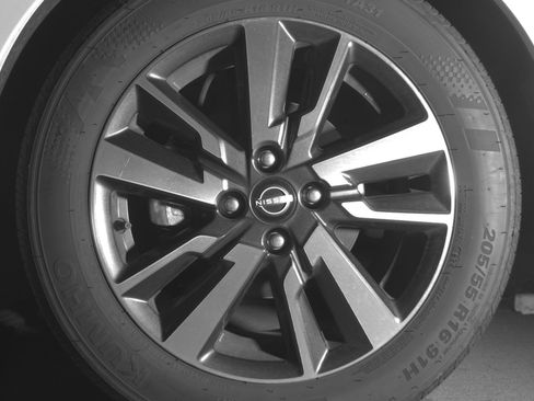 Used 2025 Nissan Versa SV FWD image 12