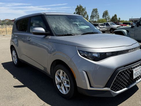 Used 2024 Kia Soul LX w/ Option Group 015 FWD image 1