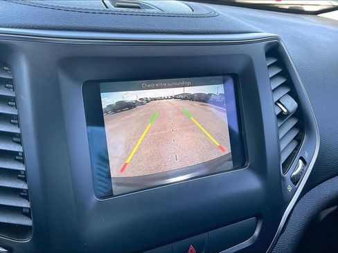 Used 2020 Jeep Cherokee Latitude Plus image 13