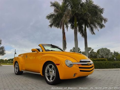 Used 2005 Chevrolet SSR w/ Preferred Equipment Group RWD image 1