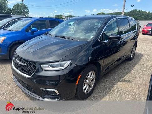 Used 2023 Chrysler Pacifica Touring-L FWD image 2