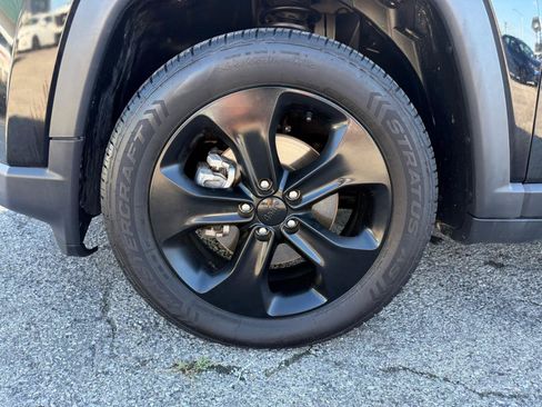 Used 2020 Jeep Compass Latitude FWD image 40