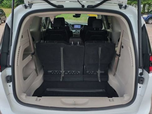 Used 2023 Chrysler Pacifica Touring-L FWD image 13