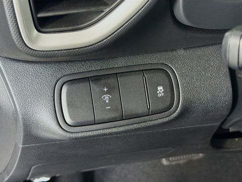Used 2025 Hyundai Venue SEL FWD image 17