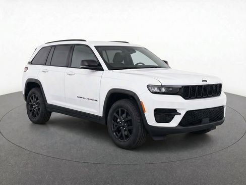 Used 2024 Jeep Grand Cherokee Altitude RWD image 2