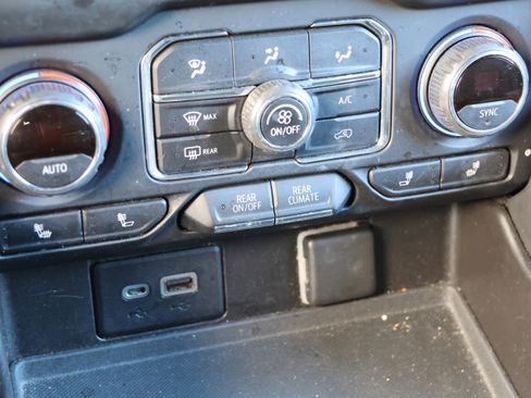 Used 2021 Chevrolet Tahoe LT w/ LT Signature Package image 29