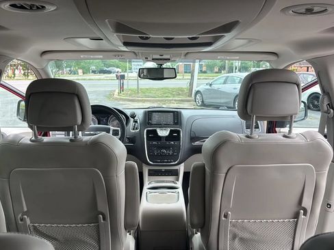 Used 2014 Chrysler Town & Country Limited w/ Luxury Group FWD image 11