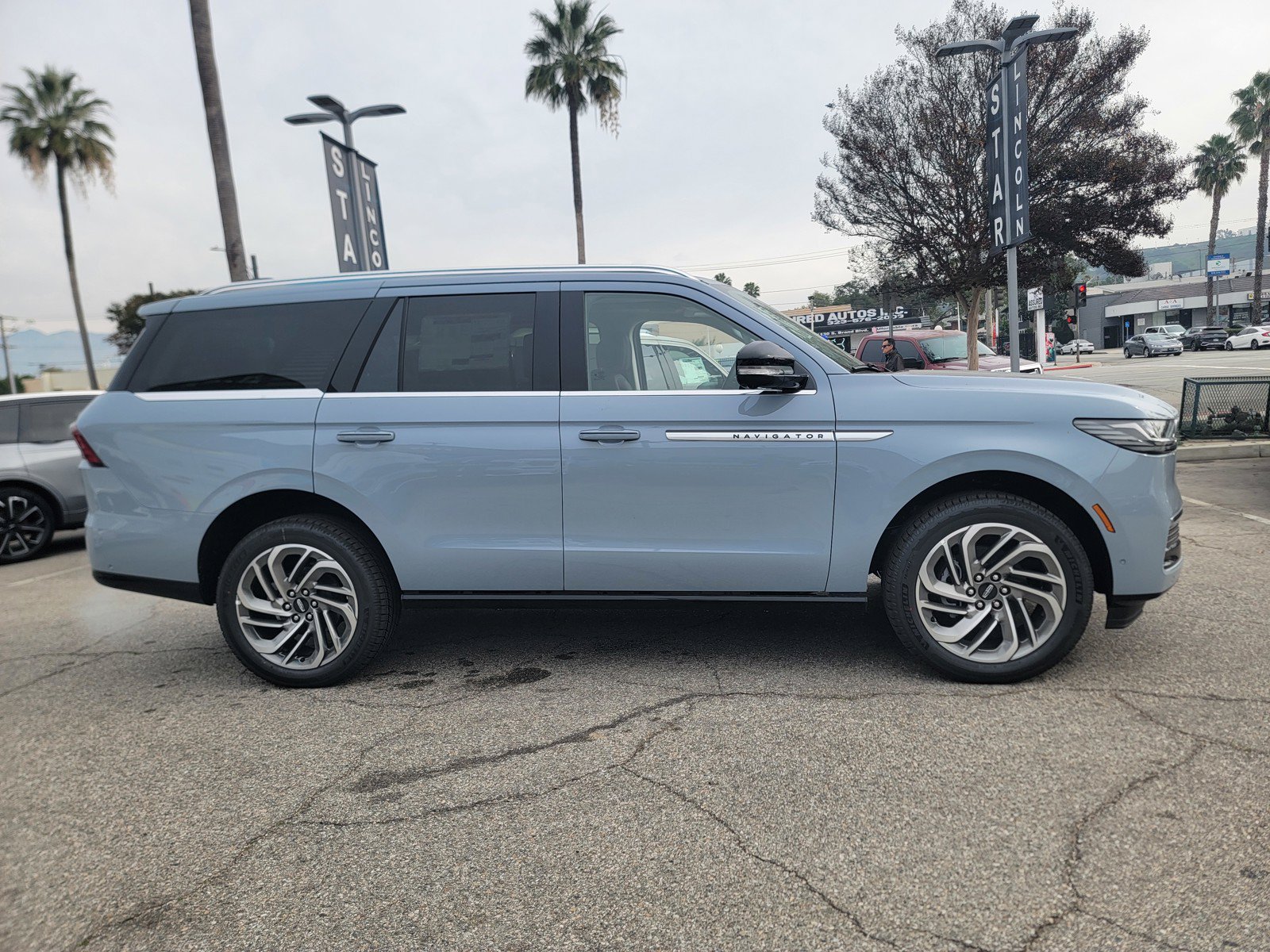 New 2025 Lincoln Navigator Reserve AWD/4WD image 3