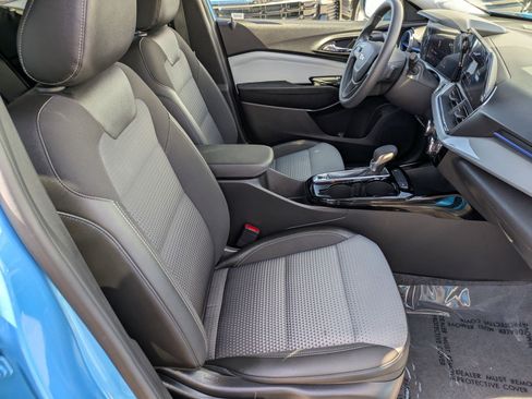 Used 2025 Chevrolet Trax LT w/ LPO, Blackout Package image 27