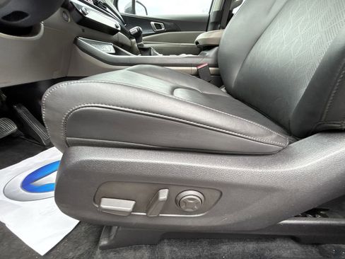 Used 2025 Kia Carnival LXS image 14