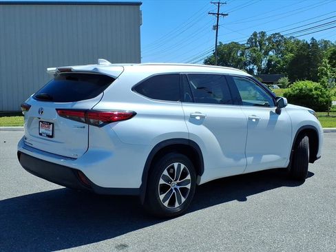 Used 2022 Toyota Highlander XLE AWD/4WD image 4
