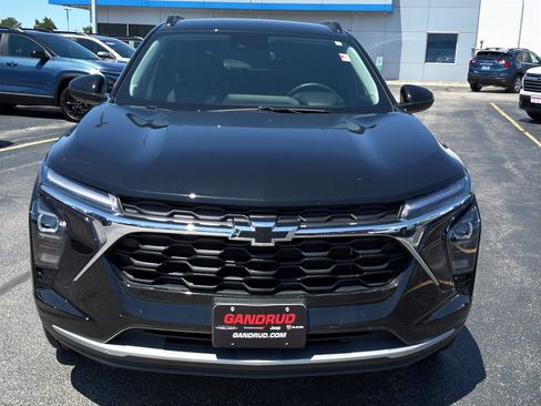 Used 2025 Chevrolet Trax LT w/ LT Convenience Package FWD image 3