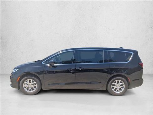 Certified 2024 Chrysler Pacifica Touring-L w/ Uconnect Theater Family Group FWD image 9