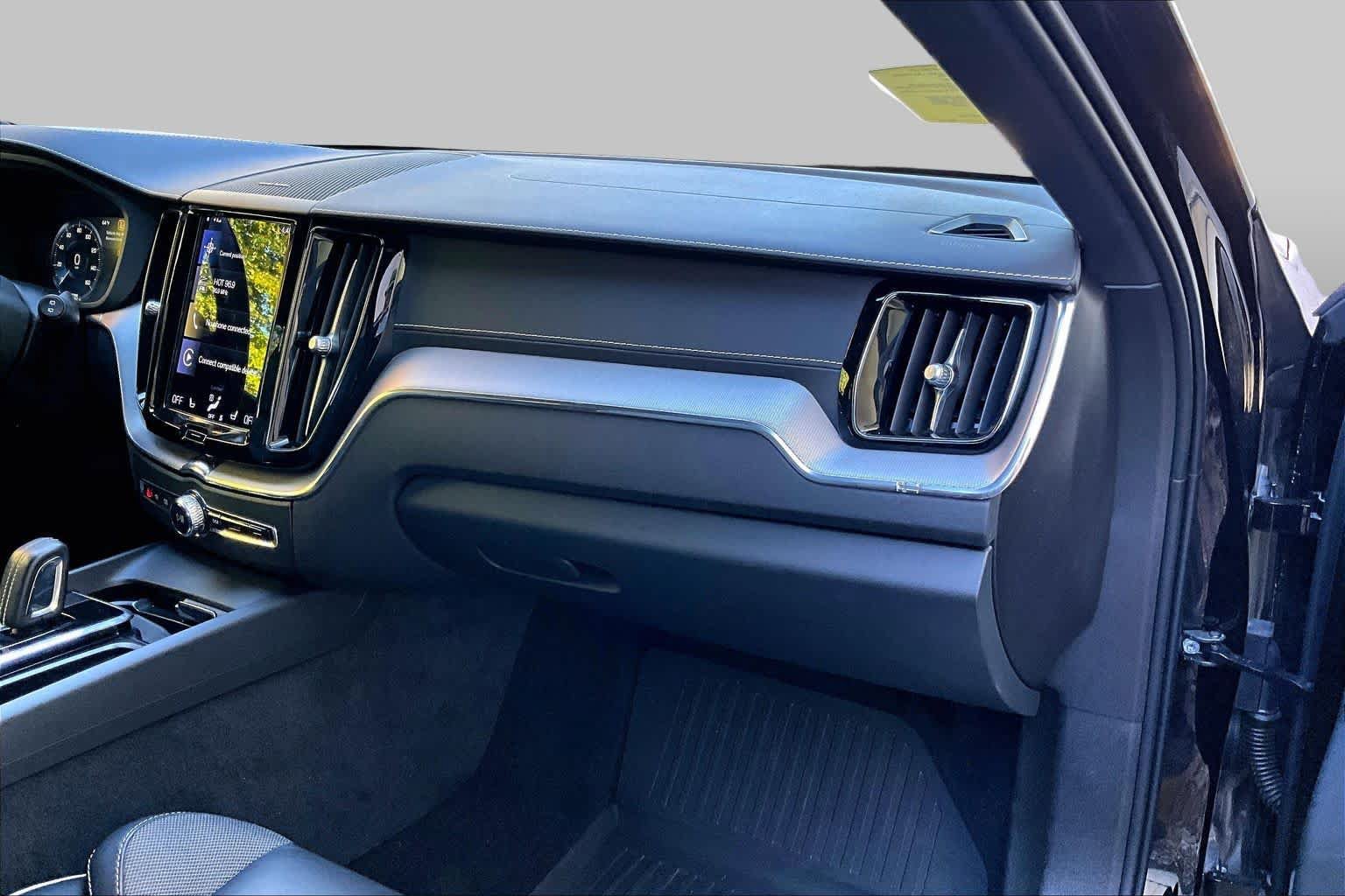 Used 2021 Volvo XC60 T8 R-Design AWD/4WD image 7