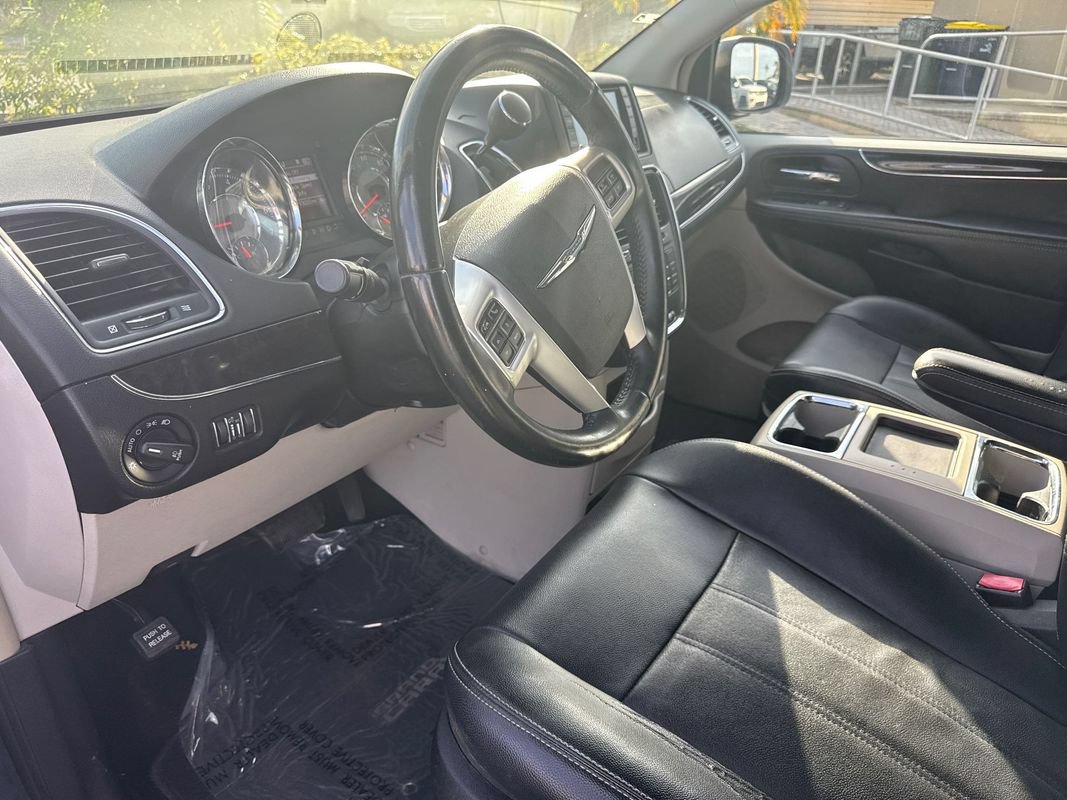 Used 2014 Chrysler Town & Country Touring FWD image 10