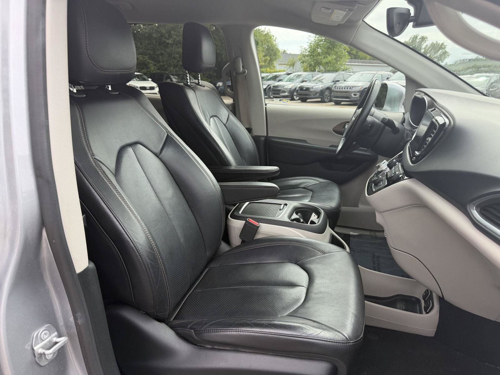 Used 2018 Chrysler Pacifica Touring-L Plus FWD image 32
