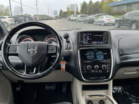 Used 2019 Dodge Grand Caravan SXT FWD image 14