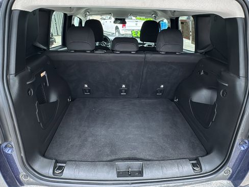 Used 2021 Jeep Renegade Latitude FWD image 24