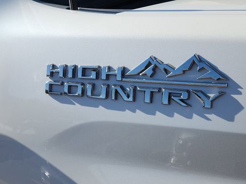 Used 2021 Chevrolet Silverado 2500 High Country w/ Technology Package image 8