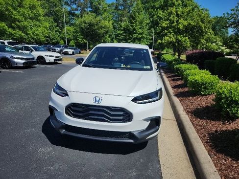 Used 2023 Honda HR-V Sport image 3