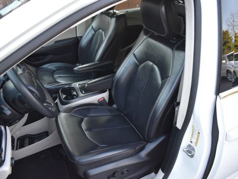 Used 2023 Chrysler Pacifica Touring-L image 19