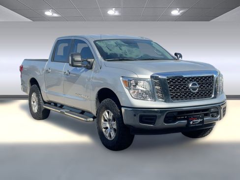 Used 2018 Nissan Titan SV w/ SV Convenience Package image 7