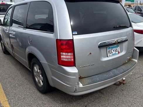 Used 2009 Chrysler Town & Country Touring FWD image 3