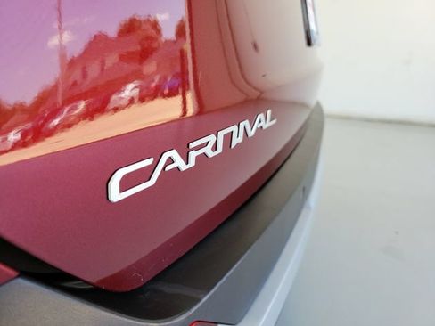 Used 2025 Kia Carnival FWD image 8