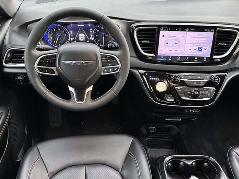 Used 2025 Chrysler Pacifica Select FWD image 15