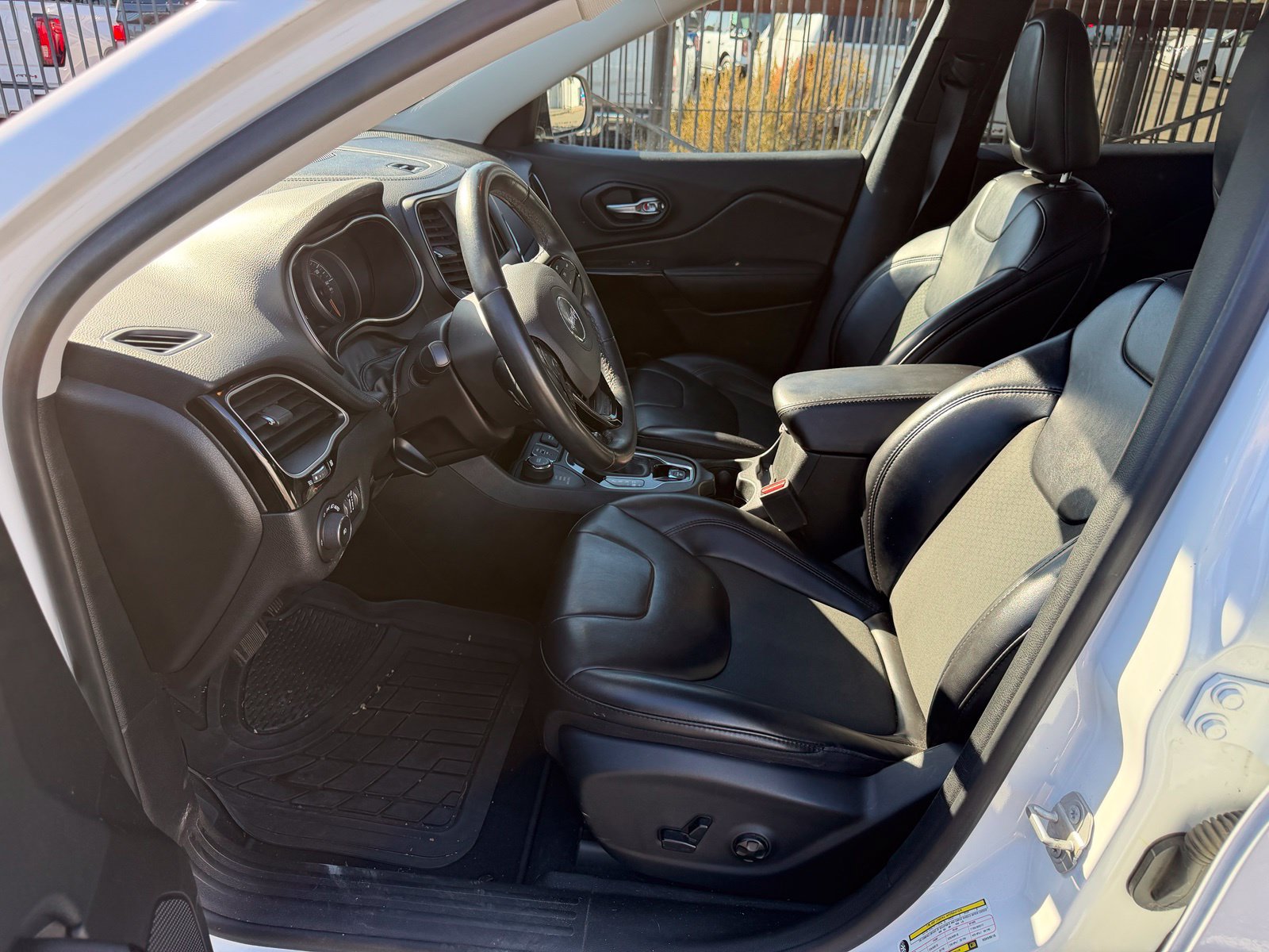 Used 2019 Jeep Cherokee Latitude Plus AWD/4WD image 11