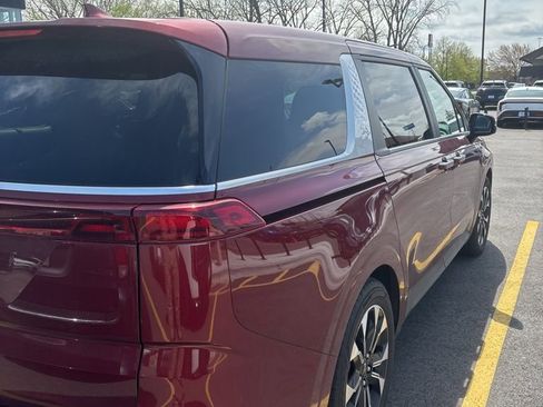 Used 2024 Kia Carnival EX image 3