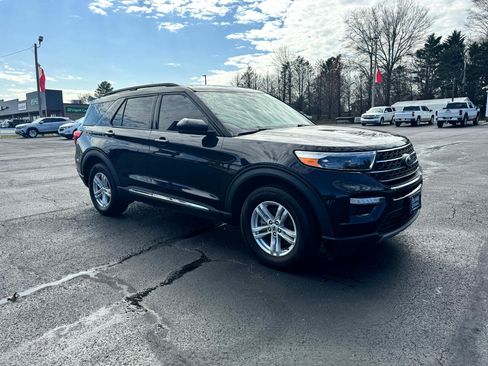 Used 2022 Ford Explorer XLT w/ Equipment Group 202A image 4