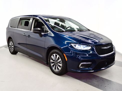 Used 2024 Chrysler Pacifica Limited FWD image 2