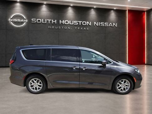 Used 2023 Chrysler Pacifica Touring-L FWD image 5