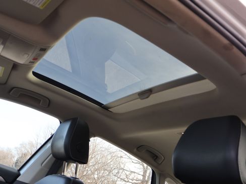 Used 2024 Volkswagen Jetta SE w/ Panoramic Sunroof Package image 39