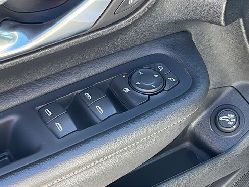 Certified 2024 GMC Terrain SLT image 12