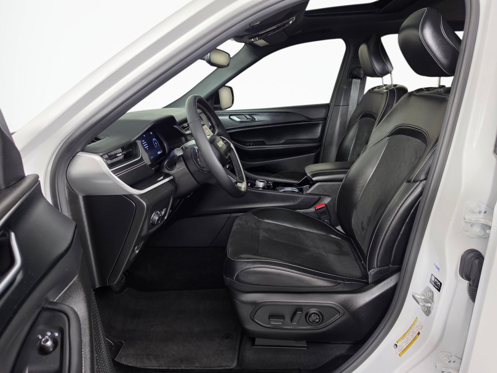 Used 2023 Jeep Grand Cherokee Altitude AWD/4WD image 29