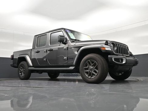 Used 2025 Jeep Gladiator Sport AWD/4WD image 29