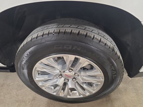 Used 2024 GMC Yukon XL Denali image 10