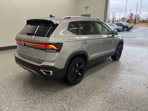 New 2026 Volkswagen Taos SEL image 5