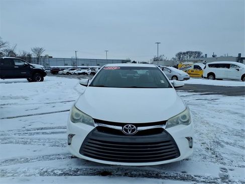 Used 2016 Toyota Camry LE image 2