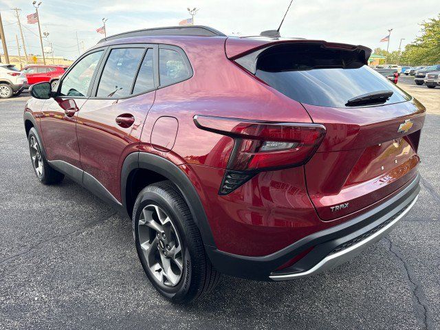 Used 2025 Chevrolet Trax LT w/ LT Convenience Package FWD image 5