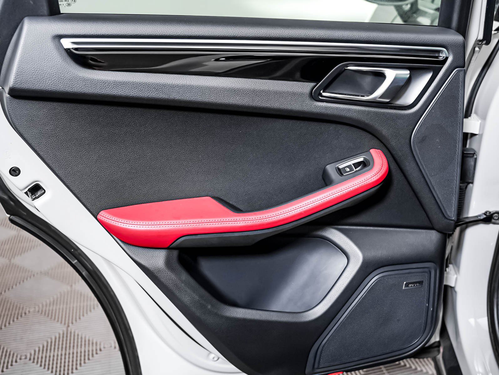 Certified 2023 Porsche Macan S AWD/4WD image 28